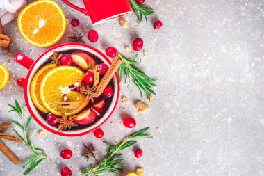  Meyve ve baharatlı sıcak şarap, Geleneksel Sonbahar Kış Sıcak Alkol İçeceği, küçük porsiyonlu kırmızı güveç ya da içinde şarap karışımı - meyve ve baharatlar, kopyalama alanı