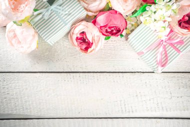Sevgililer Günü arkaplanı Yumuşak Kırmızı Şakayık Çiçekleri ve Paketli Hediye Kutuları, Tahta Beyaz Arkaplan Kopya Alanı