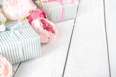 Sevgililer Günü arkaplanı Yumuşak Kırmızı Şakayık Çiçekleri ve Paketli Hediye Kutuları, Tahta Beyaz Arkaplan Kopya Alanı