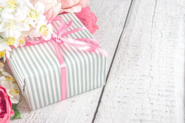 Sevgililer Günü arkaplanı Yumuşak Kırmızı Şakayık Çiçekleri ve Paketli Hediye Kutuları, Tahta Beyaz Arkaplan Kopya Alanı