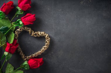 Sevgililer Günü arkaplanı Yumuşak Kırmızı Şakayık Çiçekleri ve Paketli Hediye Kutuları, Tahta Beyaz Arkaplan Kopya Alanı