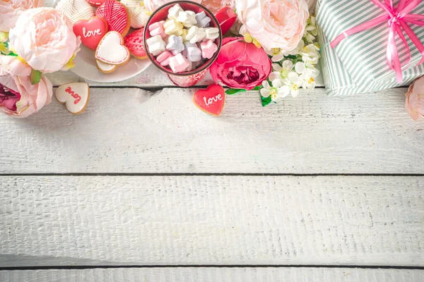 Sevgililer Günü Arkaplanı Yumuşak Kırmızı Şakayık Çiçekleri Kalp Şeklinde Sevgililer — Stok fotoğraf