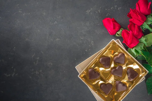 발렌타인데이 심장과 장미를 배경으로 테이블 — 스톡 사진