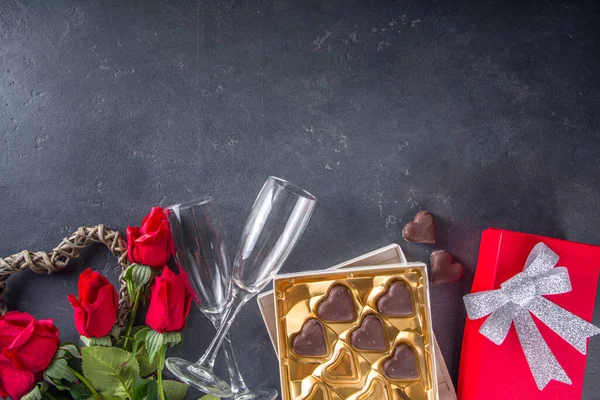 Valentijnsdag Achtergrond Met Chocolade Harten Rode Geschenkdoos Champagne Wijnglazen Rode — Stockfoto