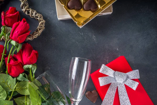 Valentijnsdag Achtergrond Met Chocolade Harten Rode Geschenkdoos Champagne Wijnglazen Rode — Stockfoto
