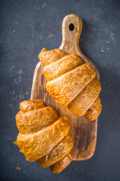 Koffie Croissant Goedemorgen Ontbijt Concept Zwart Beton Achtergrond Boven Kopieerruimte — Stockfoto