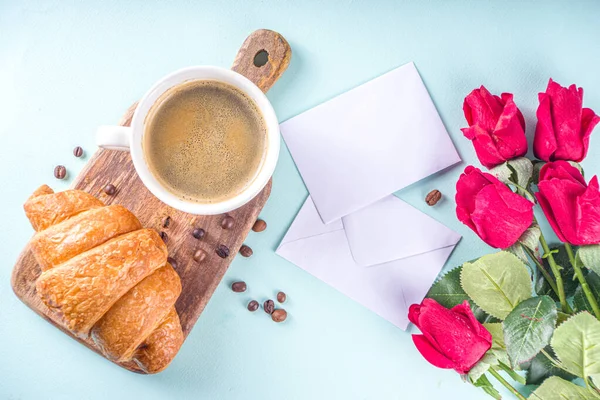 День Святого Валентина Ранковий Valentine Breakfast Cup Coffee Fresh Croissants — стокове фото