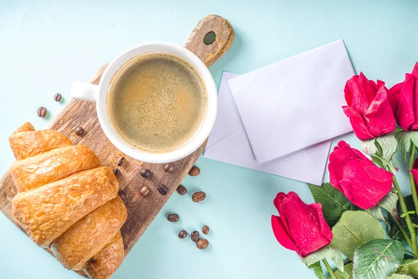 День Святого Валентина Ранковий Valentine Breakfast Cup Coffee Fresh Croissants — стокове фото