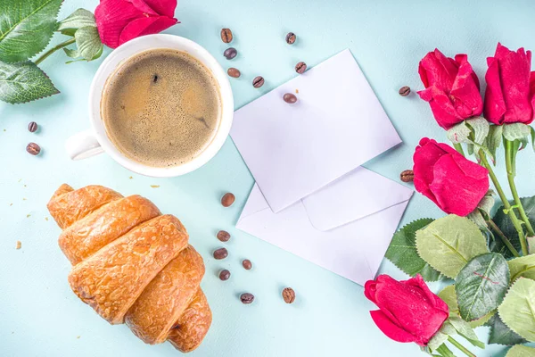 День Святого Валентина Ранковий Valentine Breakfast Cup Coffee Fresh Croissants — стокове фото