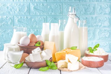 Çeşitli Taze Süt Ürünleri - süt, süzme peynir, peynir, yumurta, yoğurt, ekşi krema, ahşap zeminde tereyağı