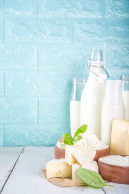 Çeşitli Taze Süt Ürünleri - süt, süzme peynir, peynir, yumurta, yoğurt, ekşi krema, ahşap zeminde tereyağı