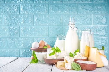 Çeşitli Taze Süt Ürünleri - süt, süzme peynir, peynir, yumurta, yoğurt, ekşi krema, ahşap zeminde tereyağı