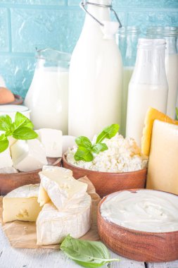 Çeşitli Taze Süt Ürünleri - süt, süzme peynir, peynir, yumurta, yoğurt, ekşi krema, ahşap zeminde tereyağı