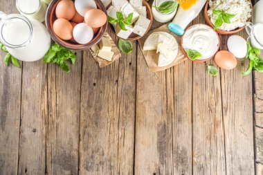 Çeşitli Taze Süt Ürünleri - süt, süzme peynir, peynir, yumurta, yoğurt, ekşi krema, ahşap zeminde tereyağı