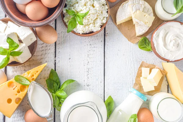 Çeşitli Taze Süt Ürünleri - süt, süzme peynir, peynir, yumurta, yoğurt, ekşi krema, ahşap zeminde tereyağı