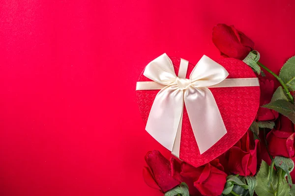 Valentinstag Gruß Hintergrund Herzförmige Geschenkbox Mit Roter Schleife Kopierraum Für — Stockfoto
