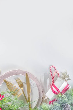 Noel sofrası, boş tabaklar, hediye kutusu ve Noel süsü. Üst görünüm düzlüğü, kopyalama alanı, beyaz arkaplan 