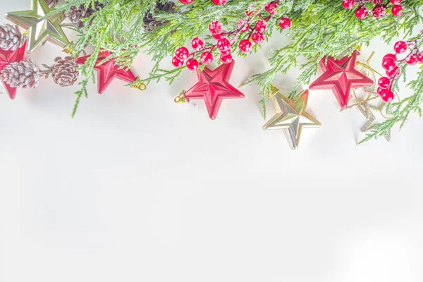 Fondo Navidad Con Abeto Bayas Rojas Invierno Conos Sobre Fondo —  Fotos de Stock