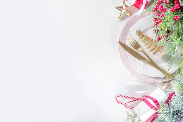 Χριστουγεννιάτικο Τραπέζι Άδεια Πιάτα Κουτί Δώρου Και Χριστουγεννιάτικη Διακόσμηση Top — Φωτογραφία Αρχείου