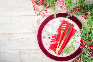  Noel ya da yeni yıl sofrası. Noel yemeği için yer ayarla. Tahta arka planda Tatil Süslemeleri