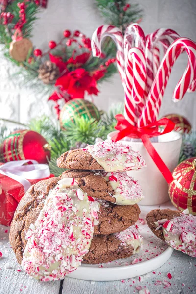 Zelfgemaakte Chocolade Gebarsten Brownie Koekjes Ondergedompeld Witte Chocolade Suikerriet Stukjes — Stockfoto