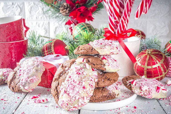 Hausgemachte Schokolade Knackte Brownie Cookies Die Weiße Schokolade Und Zuckerrohrstückchen — Stockfoto