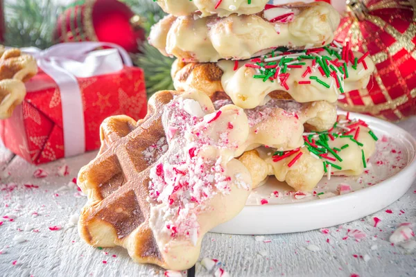 Stapel Hausgemachter Belgischer Waffeln Zum Weihnachtsfrühstück Traditionelle Waffeln Weiße Schokolade — Stockfoto