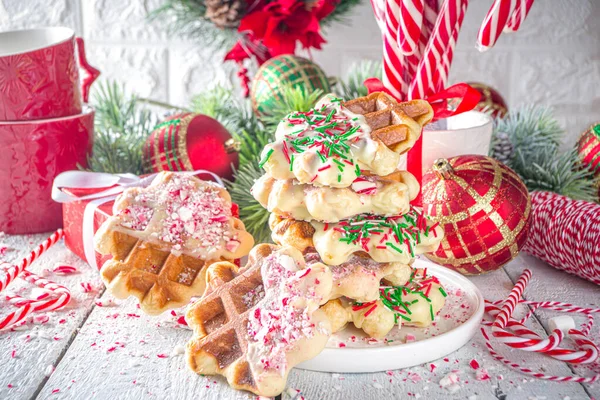 Stapel Hausgemachter Belgischer Waffeln Zum Weihnachtsfrühstück Traditionelle Waffeln Weiße Schokolade — Stockfoto