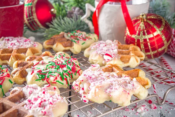 Stapel Hausgemachter Belgischer Waffeln Zum Weihnachtsfrühstück Traditionelle Waffeln Weiße Schokolade — Stockfoto