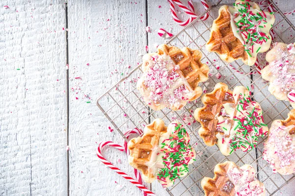 Stapel Hausgemachter Belgischer Waffeln Zum Weihnachtsfrühstück Traditionelle Waffeln Weiße Schokolade — Stockfoto