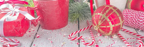 Праздничная Композиция Елочными Ветвями Рождественским Декором Безделушками Подарочная Коробка Праздничными — стоковое фото