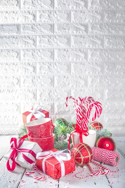 Feestelijke Compositie Met Dennenboomtakken Kerstdecor Kerstballen Geschenkdoos Met Feestelijke Linten — Stockfoto