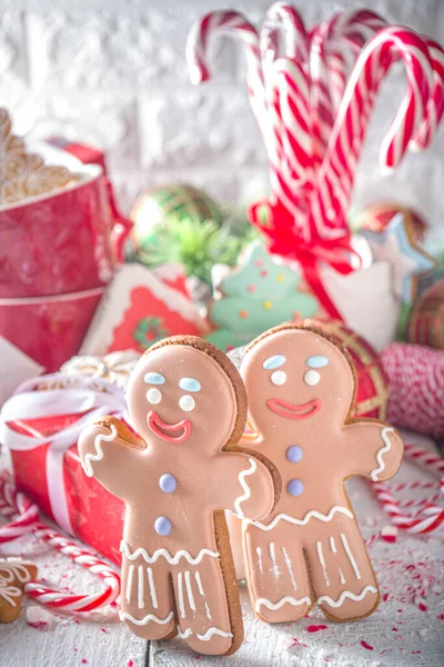 Biscotti Pan Zenzero Natale Con Tazze Festive Cioccolata Calda Decorazioni — Foto Stock