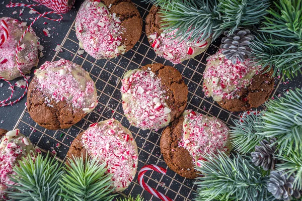 Hausgemachte Schokolade Knackte Brownie Cookies Die Weiße Schokolade Und Zuckerrohrstückchen — Stockfoto
