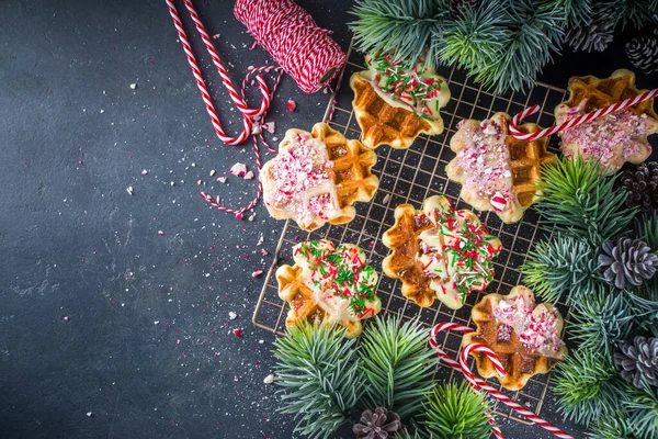 Stapel Hausgemachter Belgischer Waffeln Zum Weihnachtsfrühstück Traditionelle Waffeln Weiße Schokolade — Stockfoto