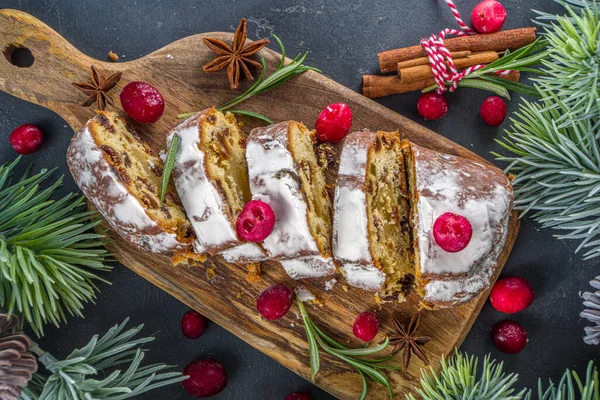 Christstollen Mit Puderzucker Marzipan Und Rosinen Traditionelles Dresdner Christbaumgebäck Auf — Stockfoto