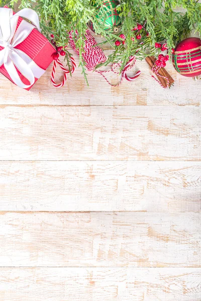 Sfondo Natale Festivo Con Rami Abete Bacche Invernali Rosse Decorazione — Foto Stock