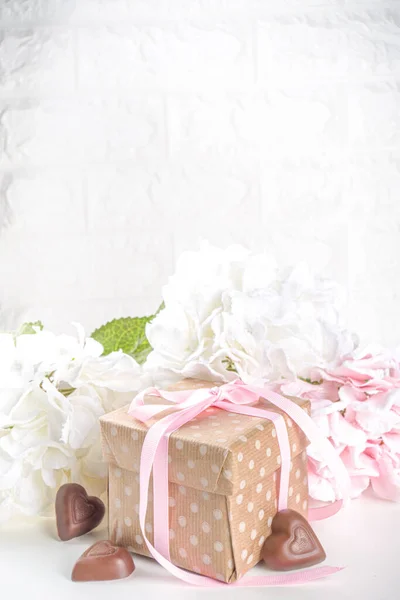 Подарунок Валентина Квітами Шоколадом День Святого Валентина Ніжний Солодкий Романтичний — стокове фото