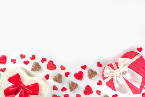 Rote Herzen Geschenk Mit Schleife Und Pralinen Herzen Flach Lag — Stockfoto