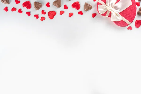 Rote Herzen Geschenk Mit Schleife Und Pralinen Herzen Flach Lag — Stockfoto