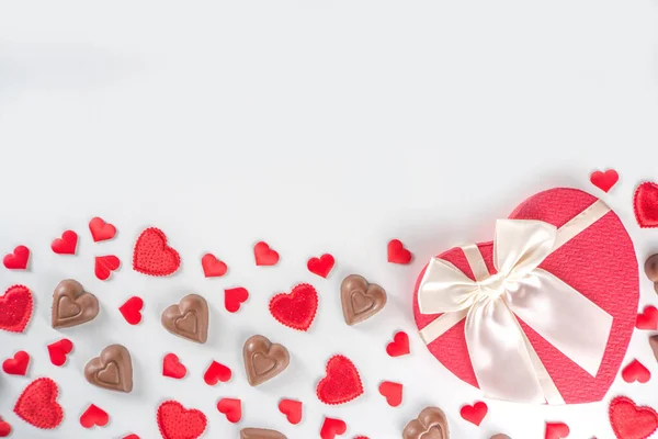 초콜릿을 선물로 발렌타인데이 그리고 배경을 사랑하는 발렌타인의 장식은 있습니다 — 스톡 사진