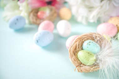 Paskalya tebrik kartı arkaplanında yumurta, çiçek ve kelebekler var.