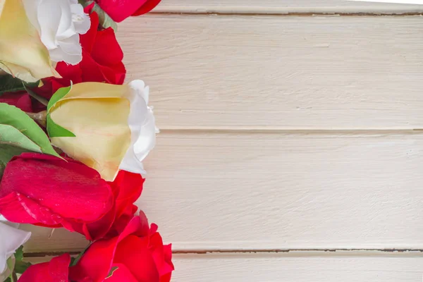Vermelho Branco Rosa Flores Buquê Fundo Madeira Dia Dos Namorados — Fotografia de Stock