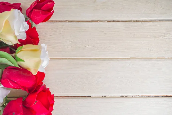 Ahşap Arka Planda Kırmızı Beyaz Gül Buketi Sevgililer Günü Tebrik — Stok fotoğraf