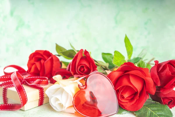 Valentinstag Geburtstag Muttertag Festliche Grußkarte Hintergrund Großer Strauß Weißer Roter — Stockfoto