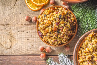 Doğu Avrupa, Rusya, Ukrayna, Slav geleneksel Noel yemekleri, tatlı kutya, kurutulmuş meyve, haşhaş tohumu ve fındık. Noel ağacı dalları olan ahşap arkaplan 