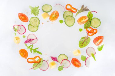 Bahar salatası malzemeleri konsepti. Beyaz arka planda sağlıklı yiyecekler. Sebze, domates, biber, yeşil yapraklar. Düz konum, üst görünüm, kopyalama alanı 