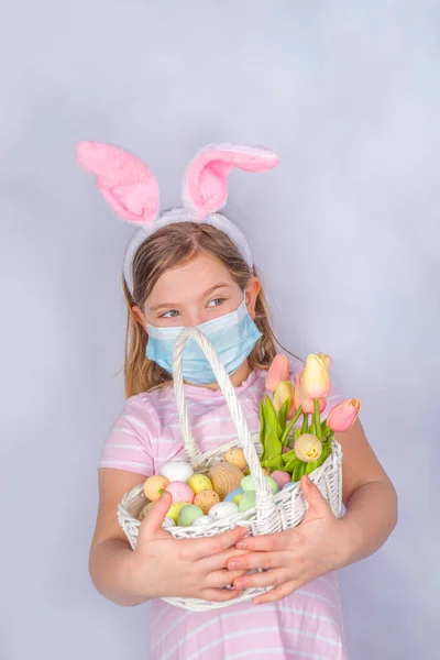 Коронавірус Великдень Мила Дівчинка Захисній Медичній Масці Вухами Кролика Попереду — стокове фото
