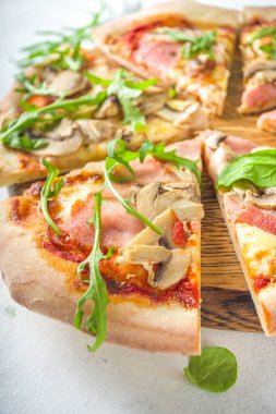 Pizza partisi konsepti. Farklı dolgulu pizzalar, farklı pizza parçaları, bardak ve şaraplı şişe. Beyaz arkaplanda düz görünüm kopyalama alanı