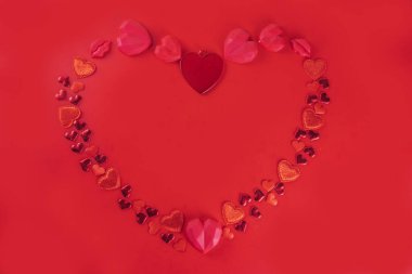 Sevgililer Günü, düğün romantik tebrik kartı geçmişi. Kırmızı arkaplanda kırmızı kalpler, üst çerçeve 